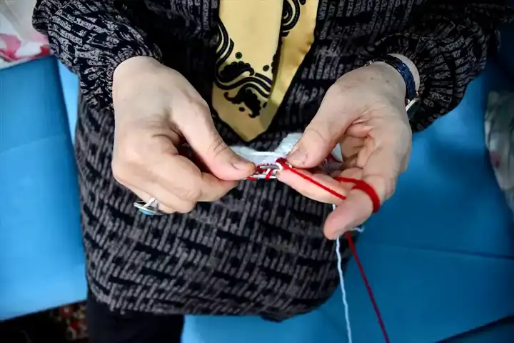 Güler Kasım'dan Öğrencilere Sıcak Şapka Desteği