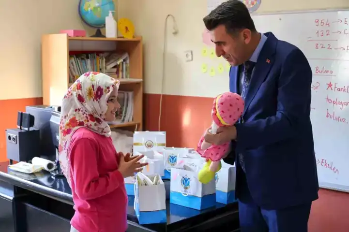 Vali, Öğretmenler Günü'nde Öğrencilerle Buluştu